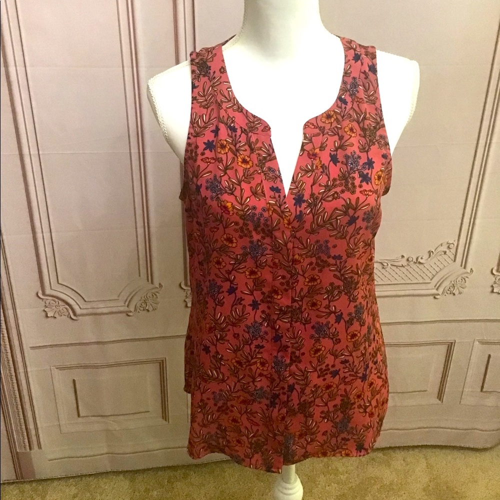 - Lovely V-neck Sleeveless Floral Top